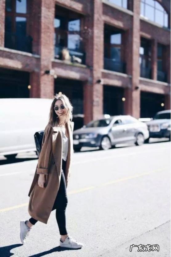 冬天女生穿打底裤,肉色和黑色哪一种更百搭?