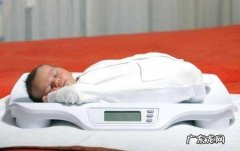 孩子出生一个月体重没有长，一般是什么原因造成的？