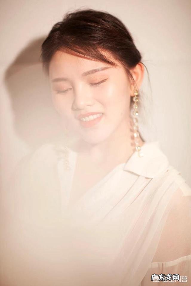 温情版 如何评价彭席彦演唱的《红旗飘飘》?