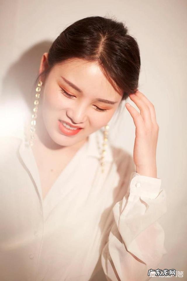 温情版 如何评价彭席彦演唱的《红旗飘飘》?