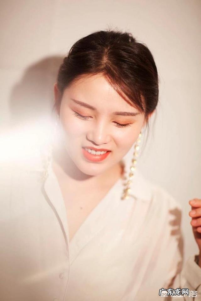 温情版 如何评价彭席彦演唱的《红旗飘飘》?