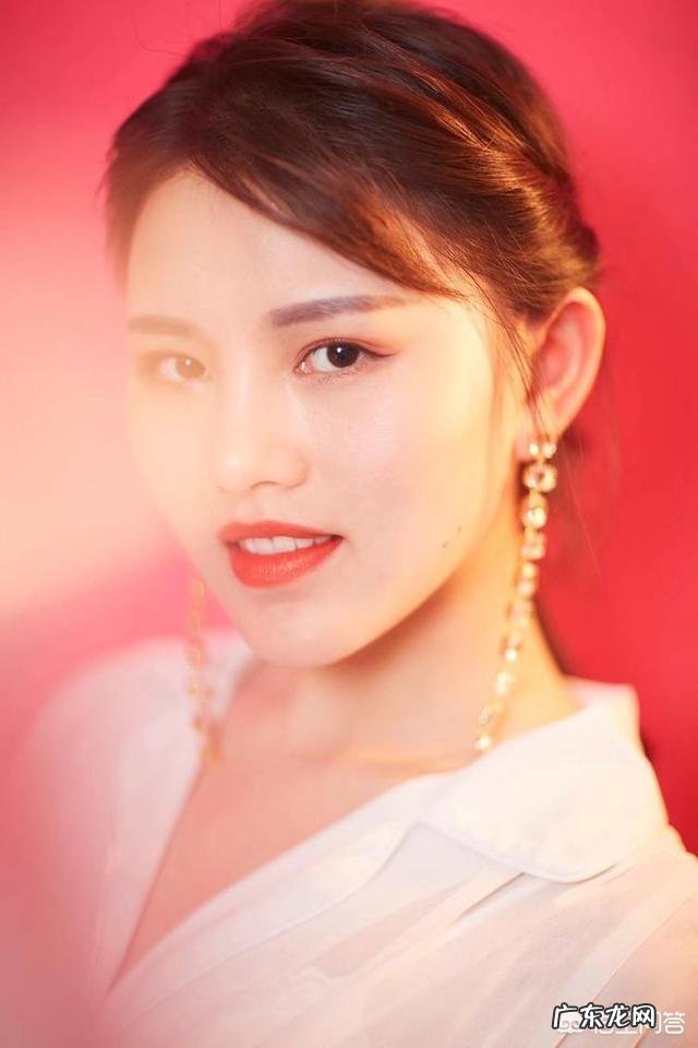 温情版 如何评价彭席彦演唱的《红旗飘飘》?