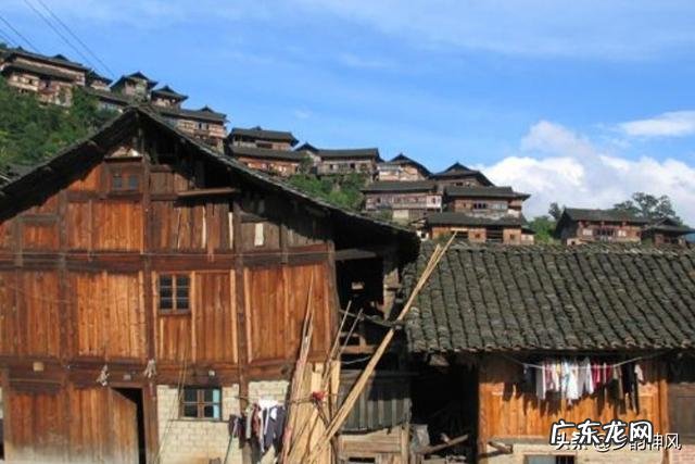 有哪些名族的服饰和民居特色与他们的居住环境有关系