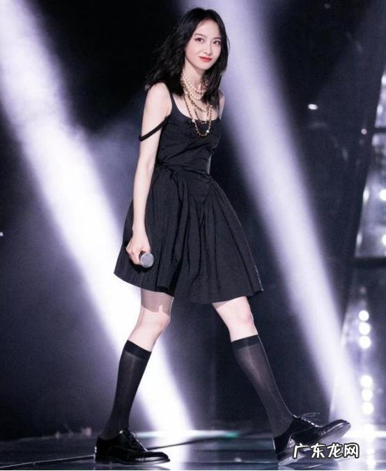 女星最爱的“瘦腿袜”,Lisa穿到大腿好时尚,难怪是人间芭比