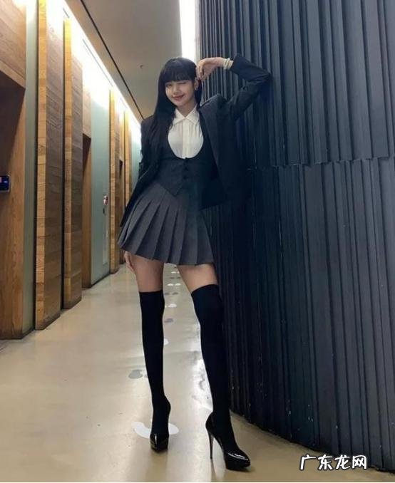 女星最爱的“瘦腿袜”,Lisa穿到大腿好时尚,难怪是人间芭比