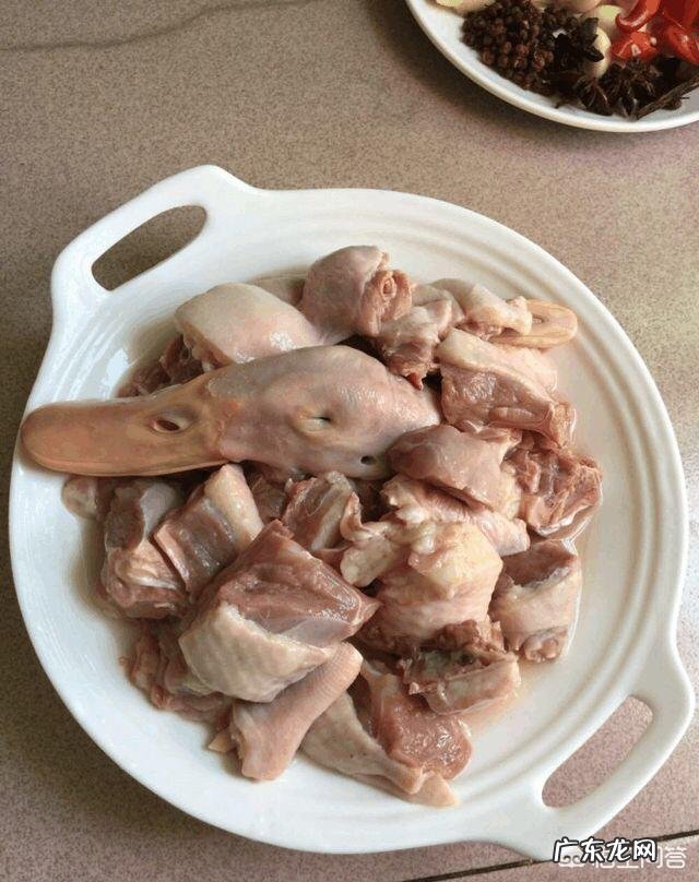 老鸭一天吃多少料可以维持体重？