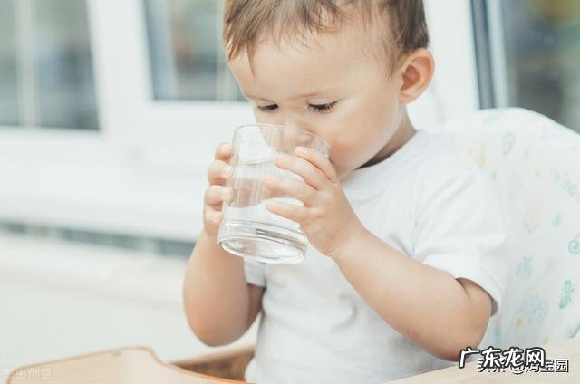 什么是「婴儿水中毒」?「六个月内婴儿不用喝水」是真的吗?