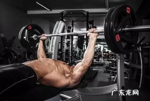 你认为那种肌肉男健康吗?为什么?