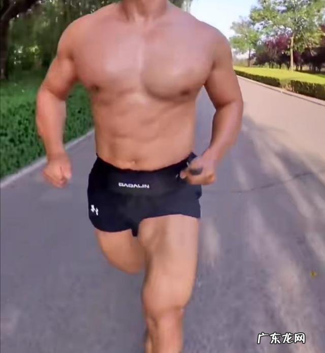 你认为那种肌肉男健康吗?为什么?