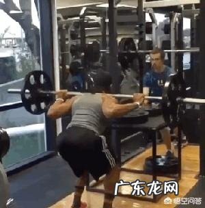 在家练习打拳击沙袋,怎样练才能有效运动减脂,需要跳着脚步打吗