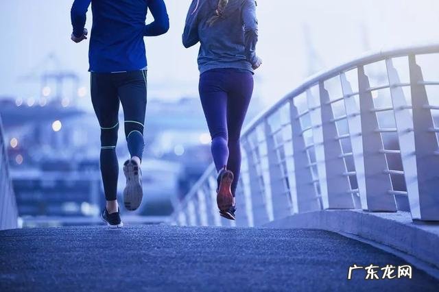 跑步艰难却坚持的细节描写 跑步最艰难的时刻如何坚持下来