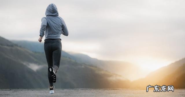 跑步正确跑姿和呼吸 初跑者跑步正确的跑姿怎么练