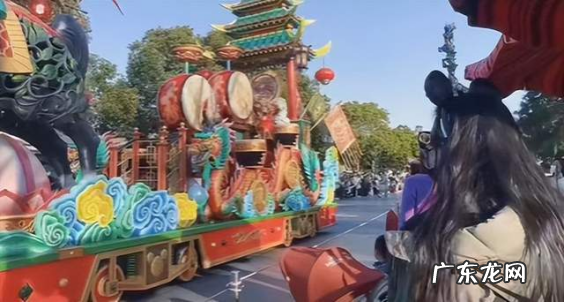 刘亦菲戴超5000元黑色口罩 刘亦菲儿童节逛游乐园素颜披长直发