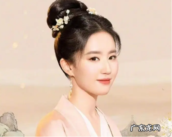 刘亦菲戴超5000元黑色口罩 刘亦菲儿童节逛游乐园素颜披长直发