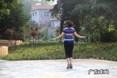 每天原地跳一跳的方法 每天跳一跳的运动方法