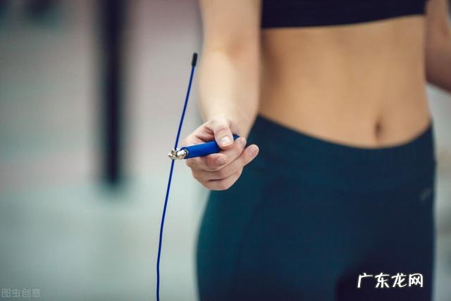 每天早晚跳绳3000个一个月瘦多少 坚持每天跳绳3000一周能瘦多少