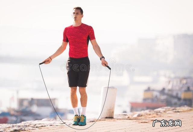 每天跳绳6000下坚持一个月 每天跳绳2000下撸铁1小时效果如何