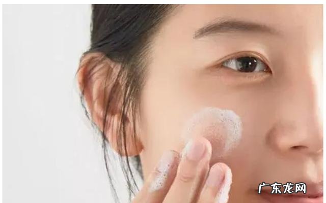 卸妆水可以直接涂到脸上吗 怎样卸妆才干净而且不伤皮肤