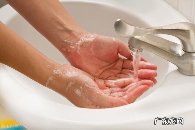 冷水洗脸对皮肤好吗 冷水洗脸有什么好处