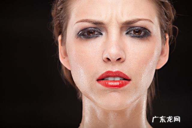 日常如何正确的给脸部皮肤补水保湿 为什么细心呵护了的皮肤还是会缺水