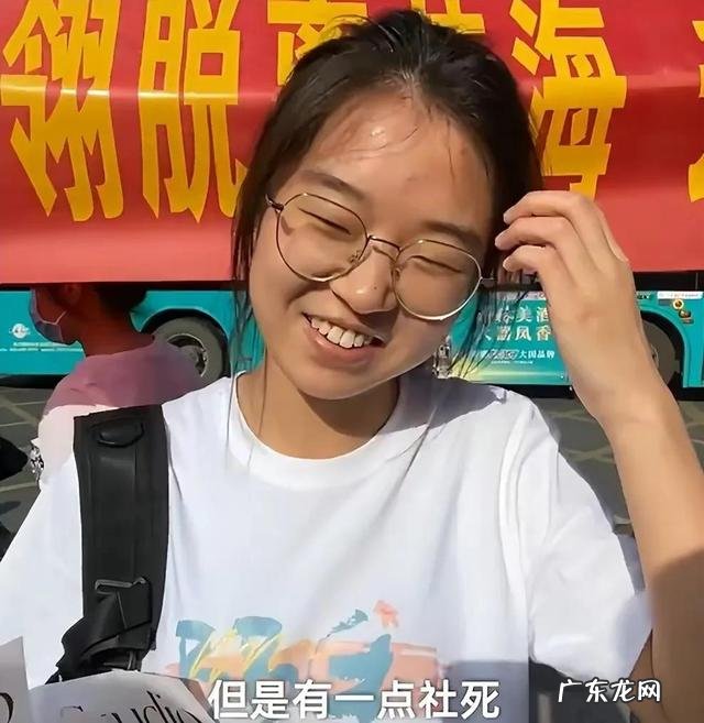 陕西考生家长拉横幅:让女儿考大学谈优质恋爱,引发网友强烈争议