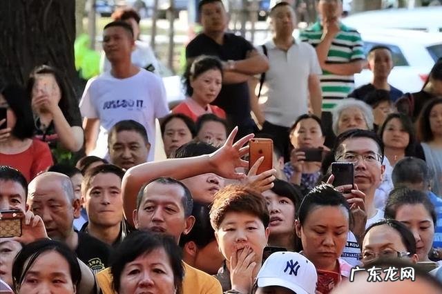 老爸考场外拉横幅喊女儿赶快谈优质恋爱,女儿:我不要面子的吗?