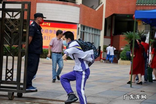 老爸考场外拉横幅喊女儿赶快谈优质恋爱,女儿:我不要面子的吗?