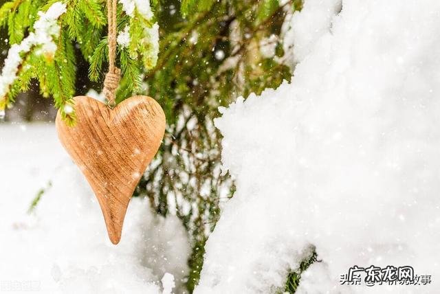 还记得考生邓子翎的父母吗?他们拉横幅鼓励女儿谈优质恋爱