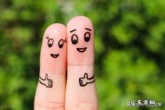 还记得考生邓子翎的父母吗？他们拉横幅鼓励女儿谈优质恋爱