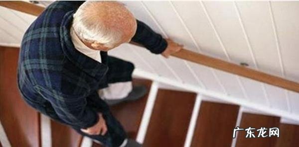 老年人排便用力容易出现的问题 老人勤爬楼梯的好处