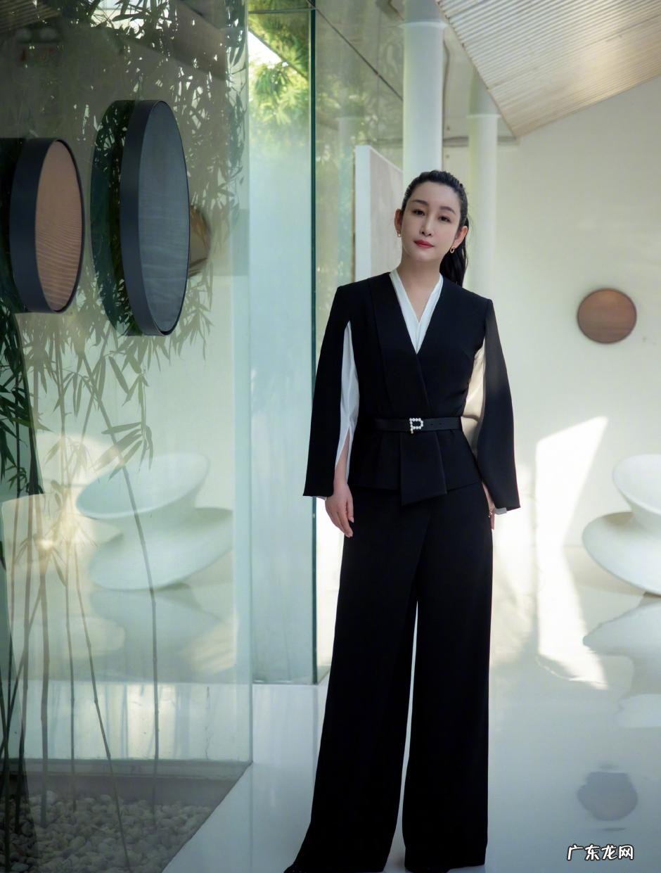 秦海璐太美了,一身黑色西装礼服太霸气,高马尾造型真有女王范儿