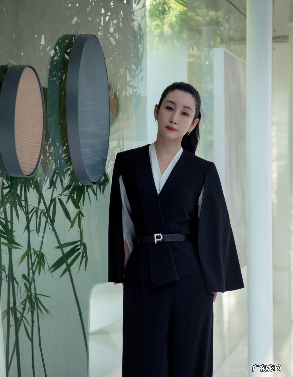 秦海璐太美了,一身黑色西装礼服太霸气,高马尾造型真有女王范儿