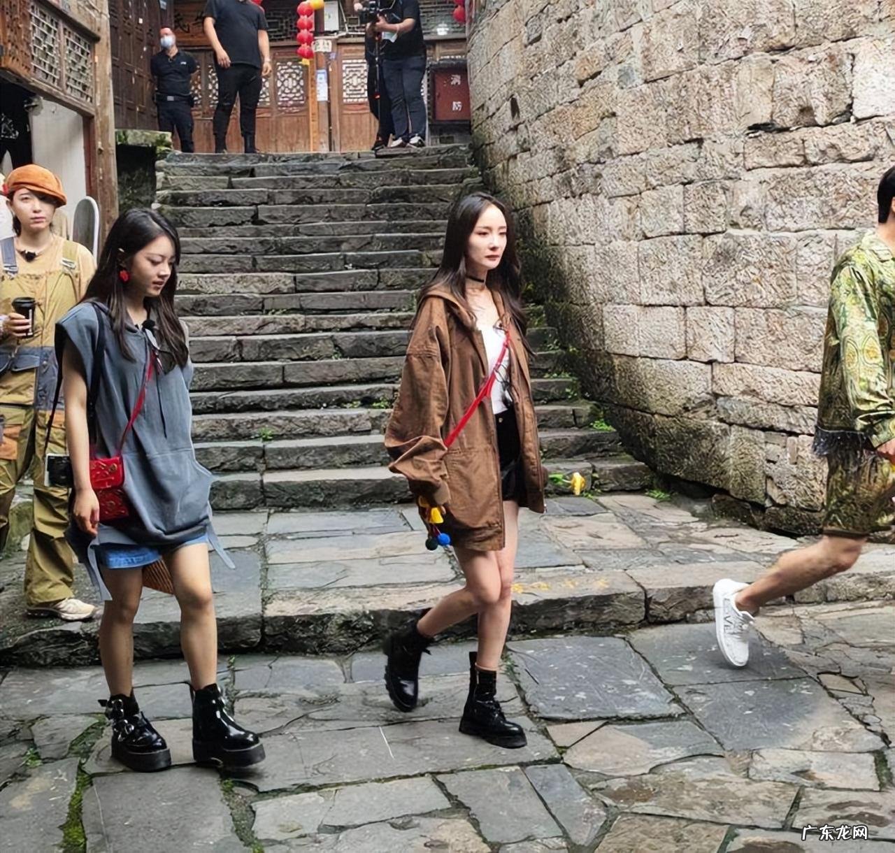 杨幂《花儿与少年》生图流出,尽显大长腿,演绎“下身消失穿搭”