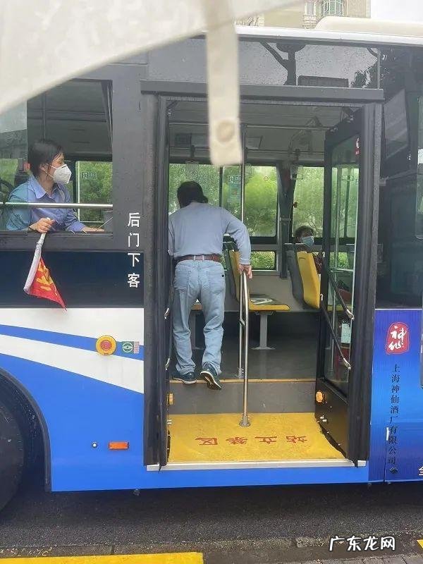 上海疫情记者招待会 疫情期间老年人乘公交车