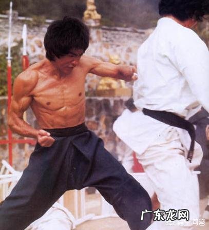 李小龙的死亡跟训练有关吗?