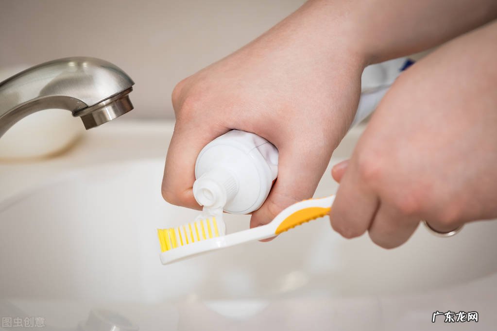 白衬衫衣领发黄怎么洗 白寸衫发黄怎么洗干净