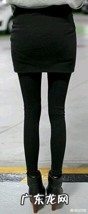 牛仔裙配黑色打底裤好看吗