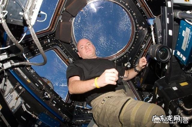 人在太空中会比在地球上老得慢,这是真的吗?