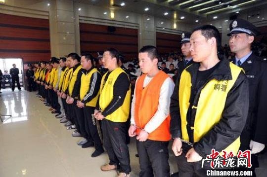 为什么劳荣枝受审不用穿囚服出庭