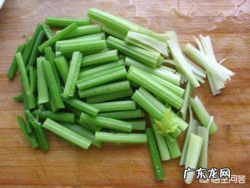 芹菜直接炒還是焯一下再炒呢?