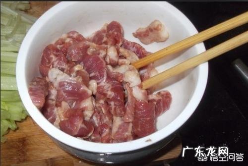 芹菜直接炒還是焯一下再炒呢?