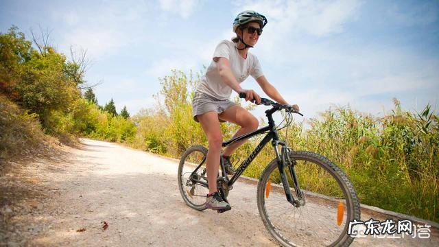 在城市道路骑行锻炼,买山地车好还是公路自行车好定速的呢