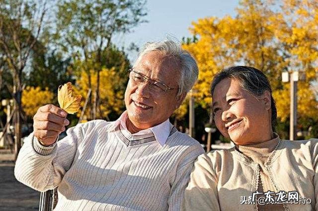 交谊舞埸一对男女，不是夫妻，却是长期固定舞伴，什么原因