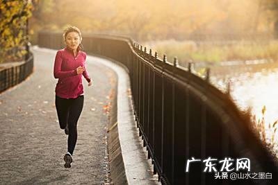 老铁们，我最近在慢跑减肥，想问个问题，跑的时候要不要收腹呢