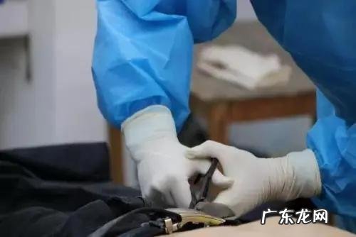 为什么遗体进太平间要把身上的衣服全部脱掉