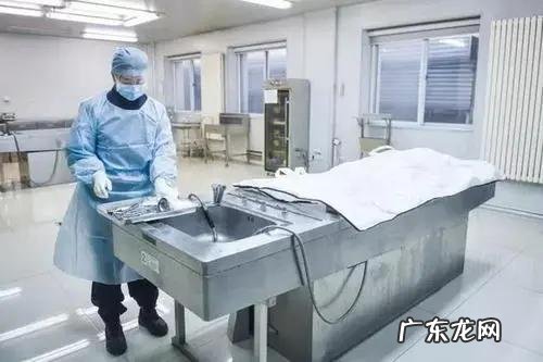 为什么遗体进太平间要把身上的衣服全部脱掉