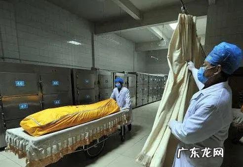 为什么遗体进太平间要把身上的衣服全部脱掉