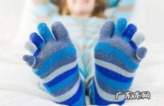 冬天天气寒冷，晚上穿着袜子睡觉到底对不对