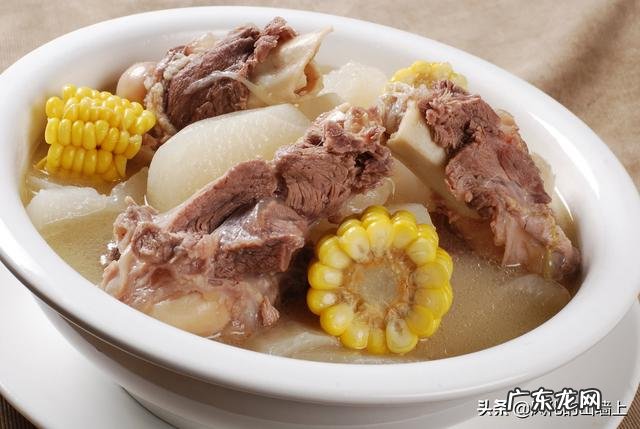 煲汤的时候,营养全在汤里,不在肉里,是真的吗?