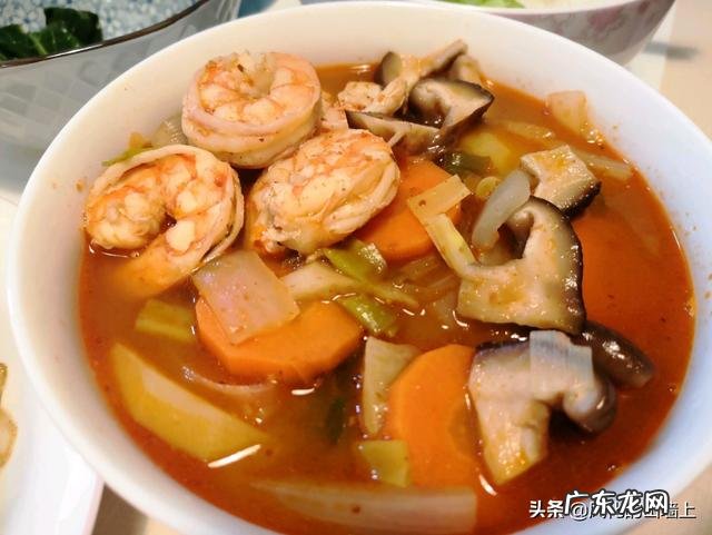 煲汤的时候,营养全在汤里,不在肉里,是真的吗?